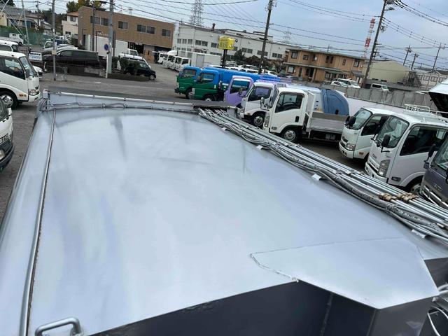 キャンター ２．６ｔ積プレス式パッカー車　新明和７．４立米　２．６ｔ積プレス式パッカー車　５速ＭＴ　ＥＴＣ　バックカメラ付　新明和製Ｇ－ＰＸ　タンク床面ステンレス　容積７．４立米　連続スイッチ　ステンレス汚水タンク　コンテナ反転装置付　車両総重量７９８５ｋｇ（48枚目）