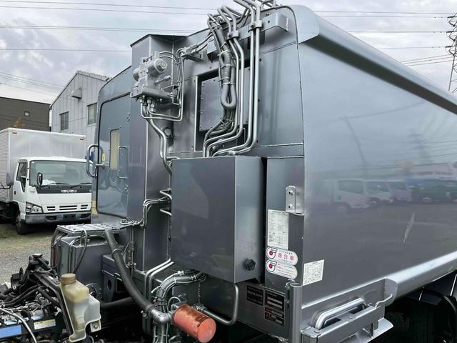 キャンター ２．６ｔ積プレス式パッカー車　新明和７．４立米　２．６ｔ積プレス式パッカー車　５速ＭＴ　ＥＴＣ　バックカメラ付　新明和製Ｇ－ＰＸ　タンク床面ステンレス　容積７．４立米　連続スイッチ　ステンレス汚水タンク　コンテナ反転装置付　車両総重量７９８５ｋｇ（49枚目）