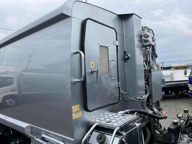 キャンター ２．６ｔ積プレス式パッカー車　新明和７．４立米　２．６ｔ積プレス式パッカー車　５速ＭＴ　ＥＴＣ　バックカメラ付　新明和製Ｇ－ＰＸ　タンク床面ステンレス　容積７．４立米　連続スイッチ　ステンレス汚水タンク　コンテナ反転装置付　車両総重量７９８５ｋｇ（50枚目）