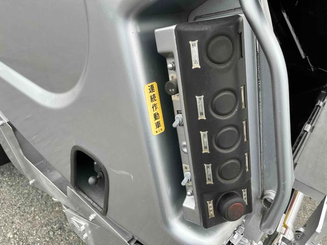 キャンター ２．６ｔ積プレス式パッカー車　新明和７．４立米　２．６ｔ積プレス式パッカー車　５速ＭＴ　ＥＴＣ　バックカメラ付　新明和製Ｇ－ＰＸ　タンク床面ステンレス　容積７．４立米　連続スイッチ　ステンレス汚水タンク　コンテナ反転装置付　車両総重量７９８５ｋｇ（52枚目）