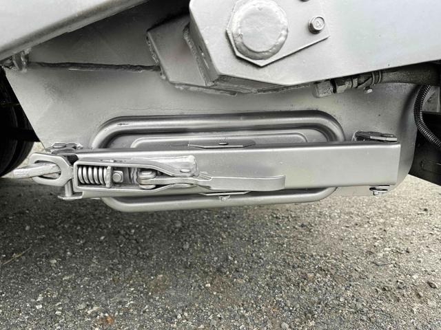 キャンター ２．６ｔ積プレス式パッカー車　新明和７．４立米　２．６ｔ積プレス式パッカー車　５速ＭＴ　ＥＴＣ　バックカメラ付　新明和製Ｇ－ＰＸ　タンク床面ステンレス　容積７．４立米　連続スイッチ　ステンレス汚水タンク　コンテナ反転装置付　車両総重量７９８５ｋｇ（53枚目）