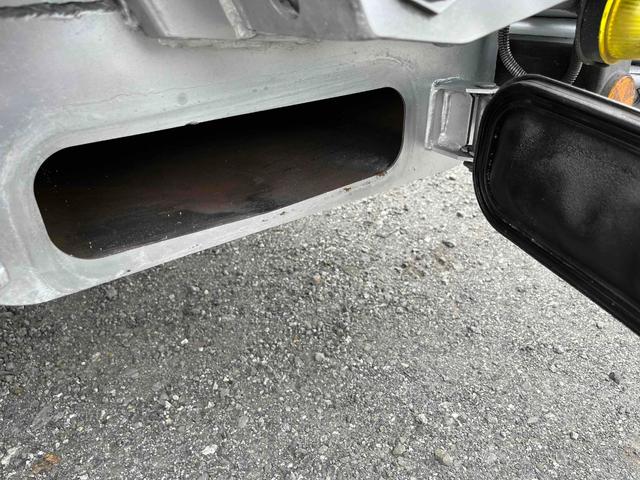 キャンター ２．６ｔ積プレス式パッカー車　新明和７．４立米　２．６ｔ積プレス式パッカー車　５速ＭＴ　ＥＴＣ　バックカメラ付　新明和製Ｇ－ＰＸ　タンク床面ステンレス　容積７．４立米　連続スイッチ　ステンレス汚水タンク　コンテナ反転装置付　車両総重量７９８５ｋｇ（54枚目）