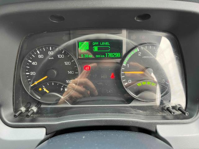 キャンター ２．６ｔ積プレス式パッカー車　新明和７．４立米　２．６ｔ積プレス式パッカー車　５速ＭＴ　ＥＴＣ　バックカメラ付　新明和製Ｇ－ＰＸ　タンク床面ステンレス　容積７．４立米　連続スイッチ　ステンレス汚水タンク　コンテナ反転装置付　車両総重量７９８５ｋｇ（56枚目）