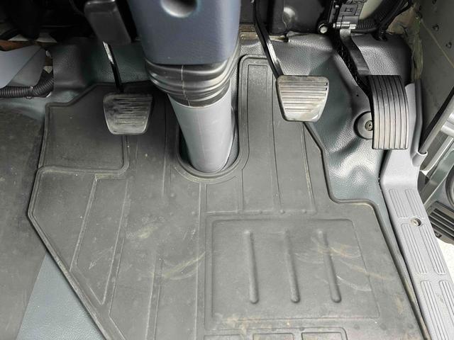 キャンター ２．６ｔ積プレス式パッカー車　新明和７．４立米　２．６ｔ積プレス式パッカー車　５速ＭＴ　ＥＴＣ　バックカメラ付　新明和製Ｇ－ＰＸ　タンク床面ステンレス　容積７．４立米　連続スイッチ　ステンレス汚水タンク　コンテナ反転装置付　車両総重量７９８５ｋｇ（58枚目）