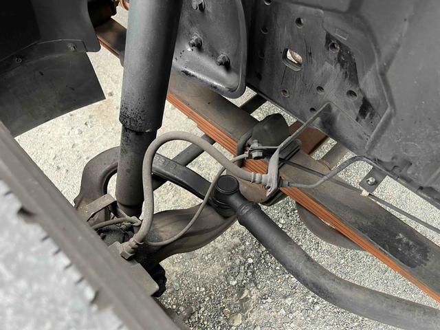 キャンター ２．６ｔ積プレス式パッカー車　新明和７．４立米　２．６ｔ積プレス式パッカー車　５速ＭＴ　ＥＴＣ　バックカメラ付　新明和製Ｇ－ＰＸ　タンク床面ステンレス　容積７．４立米　連続スイッチ　ステンレス汚水タンク　コンテナ反転装置付　車両総重量７９８５ｋｇ（61枚目）