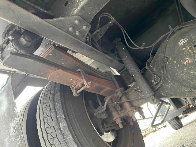 キャンター ２．６ｔ積プレス式パッカー車　新明和７．４立米　２．６ｔ積プレス式パッカー車　５速ＭＴ　ＥＴＣ　バックカメラ付　新明和製Ｇ－ＰＸ　タンク床面ステンレス　容積７．４立米　連続スイッチ　ステンレス汚水タンク　コンテナ反転装置付　車両総重量７９８５ｋｇ（63枚目）