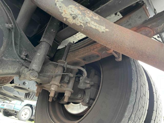 キャンター ２．６ｔ積プレス式パッカー車　新明和７．４立米　２．６ｔ積プレス式パッカー車　５速ＭＴ　ＥＴＣ　バックカメラ付　新明和製Ｇ－ＰＸ　タンク床面ステンレス　容積７．４立米　連続スイッチ　ステンレス汚水タンク　コンテナ反転装置付　車両総重量７９８５ｋｇ（64枚目）