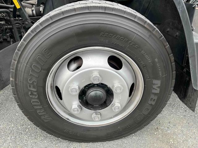 キャンター ２．６ｔ積プレス式パッカー車　新明和７．４立米　２．６ｔ積プレス式パッカー車　５速ＭＴ　ＥＴＣ　バックカメラ付　新明和製Ｇ－ＰＸ　タンク床面ステンレス　容積７．４立米　連続スイッチ　ステンレス汚水タンク　コンテナ反転装置付　車両総重量７９８５ｋｇ（65枚目）