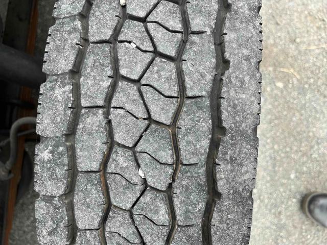 キャンター ２．６ｔ積プレス式パッカー車　新明和７．４立米　２．６ｔ積プレス式パッカー車　５速ＭＴ　ＥＴＣ　バックカメラ付　新明和製Ｇ－ＰＸ　タンク床面ステンレス　容積７．４立米　連続スイッチ　ステンレス汚水タンク　コンテナ反転装置付　車両総重量７９８５ｋｇ（66枚目）