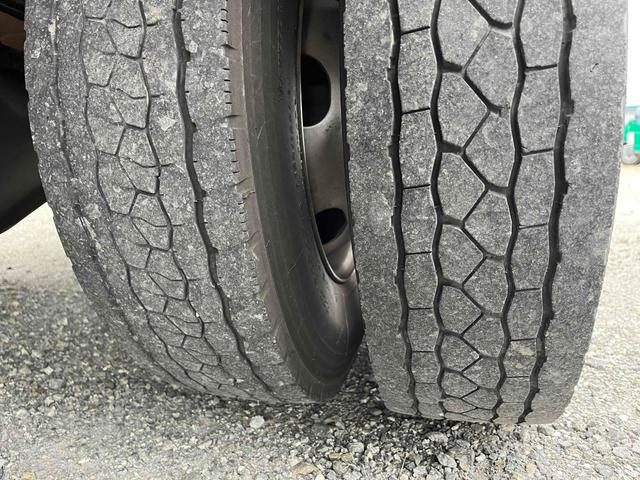 キャンター ２．６ｔ積プレス式パッカー車　新明和７．４立米　２．６ｔ積プレス式パッカー車　５速ＭＴ　ＥＴＣ　バックカメラ付　新明和製Ｇ－ＰＸ　タンク床面ステンレス　容積７．４立米　連続スイッチ　ステンレス汚水タンク　コンテナ反転装置付　車両総重量７９８５ｋｇ（67枚目）