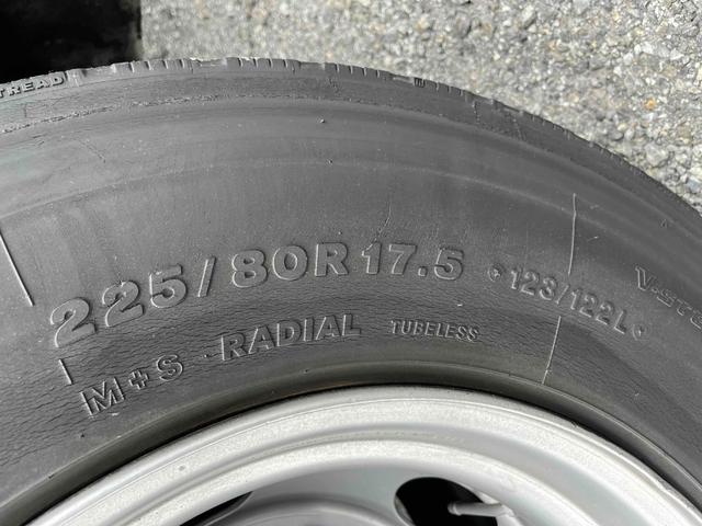 キャンター ２．６ｔ積プレス式パッカー車　新明和７．４立米　２．６ｔ積プレス式パッカー車　５速ＭＴ　ＥＴＣ　バックカメラ付　新明和製Ｇ－ＰＸ　タンク床面ステンレス　容積７．４立米　連続スイッチ　ステンレス汚水タンク　コンテナ反転装置付　車両総重量７９８５ｋｇ（68枚目）