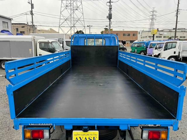 エルフトラック パワーゲート付ワイドロング3t積み平ボディー スムーサーAT ワイドロング3t積み平床ボディー スムーサーAT 車検R8年9月25日 荷台内寸長435幅200高68cm 荷台床面鉄板敷き 左右アオリ上下分割式 楽々ゲート付 新明和製アーム式PG付 タイヤ山7分(5枚目)