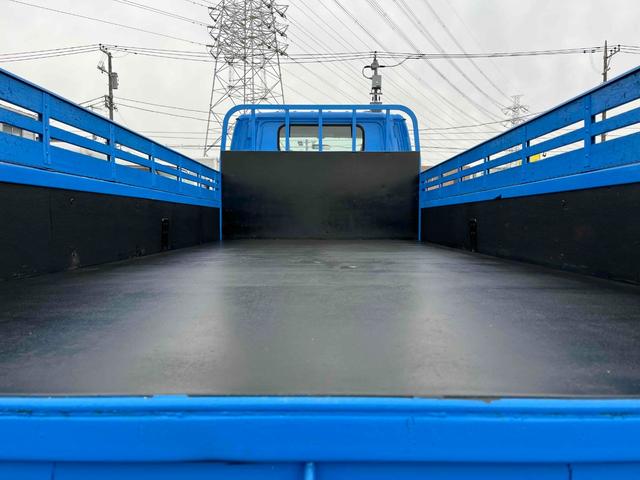 エルフトラック パワーゲート付ワイドロング3t積み平ボディー スムーサーAT ワイドロング3t積み平床ボディー スムーサーAT 車検R8年9月25日 荷台内寸長435幅200高68cm 荷台床面鉄板敷き 左右アオリ上下分割式 楽々ゲート付 新明和製アーム式PG付 タイヤ山7分(6枚目)