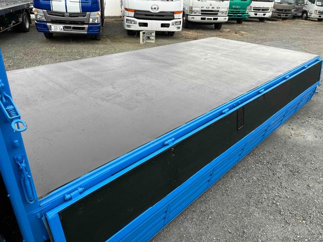 エルフトラック パワーゲート付ワイドロング3t積み平ボディー スムーサーAT ワイドロング3t積み平床ボディー スムーサーAT 車検R8年9月25日 荷台内寸長435幅200高68cm 荷台床面鉄板敷き 左右アオリ上下分割式 楽々ゲート付 新明和製アーム式PG付 タイヤ山7分(9枚目)