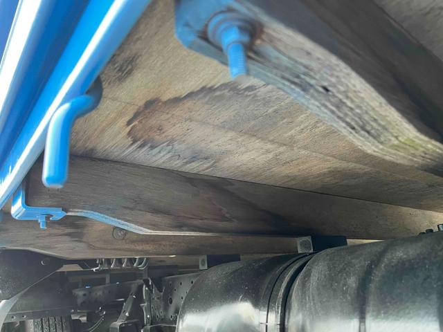 エルフトラック パワーゲート付ワイドロング3t積み平ボディー スムーサーAT ワイドロング3t積み平床ボディー スムーサーAT 車検R8年9月25日 荷台内寸長435幅200高68cm 荷台床面鉄板敷き 左右アオリ上下分割式 楽々ゲート付 新明和製アーム式PG付 タイヤ山7分(10枚目)