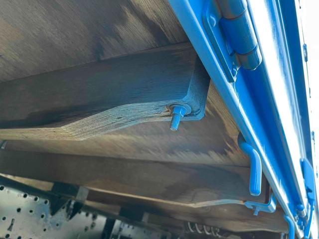 エルフトラック パワーゲート付ワイドロング3t積み平ボディー スムーサーAT ワイドロング3t積み平床ボディー スムーサーAT 車検R8年9月25日 荷台内寸長435幅200高68cm 荷台床面鉄板敷き 左右アオリ上下分割式 楽々ゲート付 新明和製アーム式PG付 タイヤ山7分(11枚目)