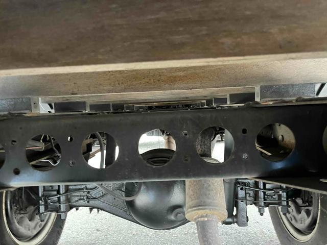 エルフトラック パワーゲート付ワイドロング3t積み平ボディー スムーサーAT ワイドロング3t積み平床ボディー スムーサーAT 車検R8年9月25日 荷台内寸長435幅200高68cm 荷台床面鉄板敷き 左右アオリ上下分割式 楽々ゲート付 新明和製アーム式PG付 タイヤ山7分(12枚目)