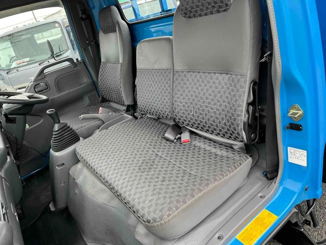 エルフトラック パワーゲート付ワイドロング3t積み平ボディー スムーサーAT ワイドロング3t積み平床ボディー スムーサーAT 車検R8年9月25日 荷台内寸長435幅200高68cm 荷台床面鉄板敷き 左右アオリ上下分割式 楽々ゲート付 新明和製アーム式PG付 タイヤ山7分(16枚目)