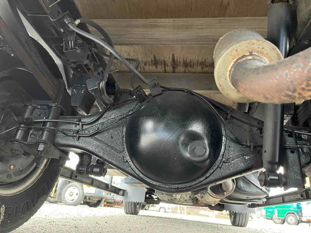 エルフトラック パワーゲート付ワイドロング3t積み平ボディー スムーサーAT ワイドロング3t積み平床ボディー スムーサーAT 車検R8年9月25日 荷台内寸長435幅200高68cm 荷台床面鉄板敷き 左右アオリ上下分割式 楽々ゲート付 新明和製アーム式PG付 タイヤ山7分(18枚目)