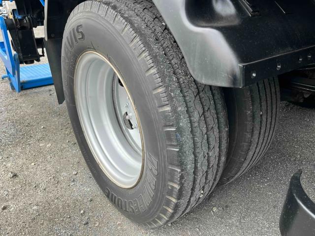 エルフトラック パワーゲート付ワイドロング3t積み平ボディー スムーサーAT ワイドロング3t積み平床ボディー スムーサーAT 車検R8年9月25日 荷台内寸長435幅200高68cm 荷台床面鉄板敷き 左右アオリ上下分割式 楽々ゲート付 新明和製アーム式PG付 タイヤ山7分(20枚目)