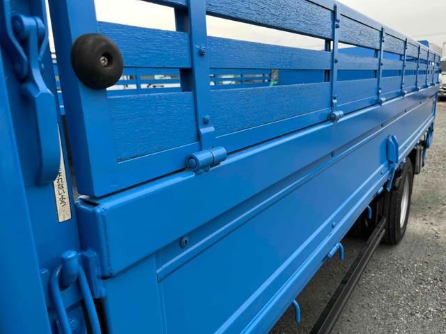 エルフトラック パワーゲート付ワイドロング3t積み平ボディー スムーサーAT ワイドロング3t積み平床ボディー スムーサーAT 車検R8年9月25日 荷台内寸長435幅200高68cm 荷台床面鉄板敷き 左右アオリ上下分割式 楽々ゲート付 新明和製アーム式PG付 タイヤ山7分(27枚目)