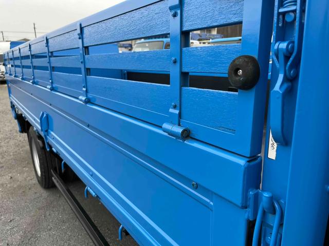 エルフトラック パワーゲート付ワイドロング3t積み平ボディー スムーサーAT ワイドロング3t積み平床ボディー スムーサーAT 車検R8年9月25日 荷台内寸長435幅200高68cm 荷台床面鉄板敷き 左右アオリ上下分割式 楽々ゲート付 新明和製アーム式PG付 タイヤ山7分(28枚目)
