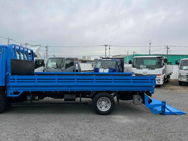 エルフトラック パワーゲート付ワイドロング3t積み平ボディー スムーサーAT ワイドロング3t積み平床ボディー スムーサーAT 車検R8年9月25日 荷台内寸長435幅200高68cm 荷台床面鉄板敷き 左右アオリ上下分割式 楽々ゲート付 新明和製アーム式PG付 タイヤ山7分(30枚目)