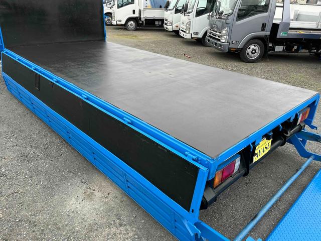 エルフトラック パワーゲート付ワイドロング3t積み平ボディー スムーサーAT ワイドロング3t積み平床ボディー スムーサーAT 車検R8年9月25日 荷台内寸長435幅200高68cm 荷台床面鉄板敷き 左右アオリ上下分割式 楽々ゲート付 新明和製アーム式PG付 タイヤ山7分(34枚目)