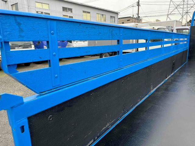 エルフトラック パワーゲート付ワイドロング3t積み平ボディー スムーサーAT ワイドロング3t積み平床ボディー スムーサーAT 車検R8年9月25日 荷台内寸長435幅200高68cm 荷台床面鉄板敷き 左右アオリ上下分割式 楽々ゲート付 新明和製アーム式PG付 タイヤ山7分(35枚目)