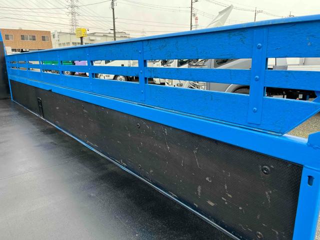 エルフトラック パワーゲート付ワイドロング3t積み平ボディー スムーサーAT ワイドロング3t積み平床ボディー スムーサーAT 車検R8年9月25日 荷台内寸長435幅200高68cm 荷台床面鉄板敷き 左右アオリ上下分割式 楽々ゲート付 新明和製アーム式PG付 タイヤ山7分(36枚目)