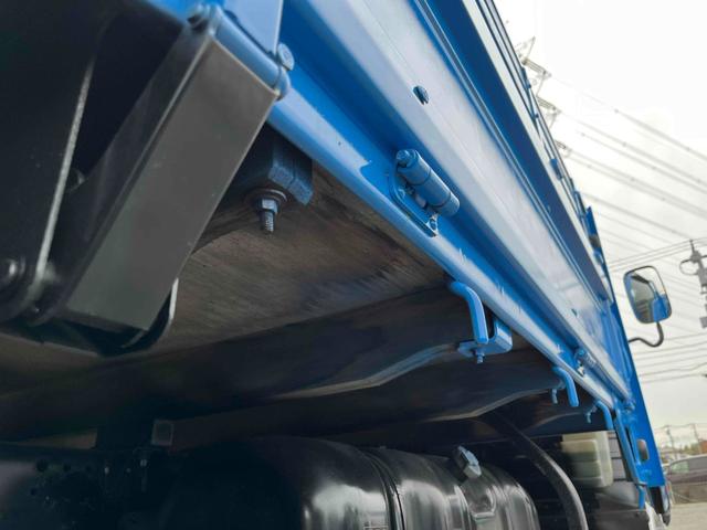 エルフトラック パワーゲート付ワイドロング3t積み平ボディー スムーサーAT ワイドロング3t積み平床ボディー スムーサーAT 車検R8年9月25日 荷台内寸長435幅200高68cm 荷台床面鉄板敷き 左右アオリ上下分割式 楽々ゲート付 新明和製アーム式PG付 タイヤ山7分(38枚目)