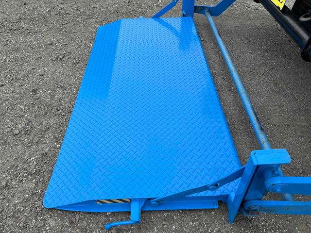 エルフトラック パワーゲート付ワイドロング3t積み平ボディー スムーサーAT ワイドロング3t積み平床ボディー スムーサーAT 車検R8年9月25日 荷台内寸長435幅200高68cm 荷台床面鉄板敷き 左右アオリ上下分割式 楽々ゲート付 新明和製アーム式PG付 タイヤ山7分(39枚目)