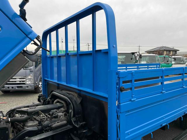 エルフトラック パワーゲート付ワイドロング3t積み平ボディー スムーサーAT ワイドロング3t積み平床ボディー スムーサーAT 車検R8年9月25日 荷台内寸長435幅200高68cm 荷台床面鉄板敷き 左右アオリ上下分割式 楽々ゲート付 新明和製アーム式PG付 タイヤ山7分(46枚目)