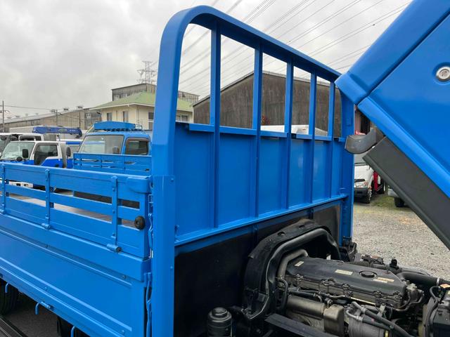 エルフトラック パワーゲート付ワイドロング3t積み平ボディー スムーサーAT ワイドロング3t積み平床ボディー スムーサーAT 車検R8年9月25日 荷台内寸長435幅200高68cm 荷台床面鉄板敷き 左右アオリ上下分割式 楽々ゲート付 新明和製アーム式PG付 タイヤ山7分(47枚目)