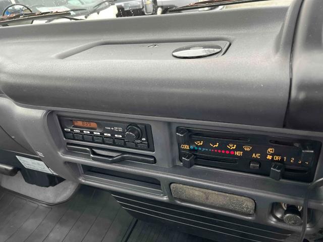 エルフトラック パワーゲート付ワイドロング3t積み平ボディー スムーサーAT ワイドロング3t積み平床ボディー スムーサーAT 車検R8年9月25日 荷台内寸長435幅200高68cm 荷台床面鉄板敷き 左右アオリ上下分割式 楽々ゲート付 新明和製アーム式PG付 タイヤ山7分(48枚目)