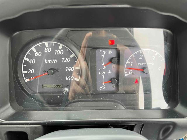 エルフトラック パワーゲート付ワイドロング3t積み平ボディー スムーサーAT ワイドロング3t積み平床ボディー スムーサーAT 車検R8年9月25日 荷台内寸長435幅200高68cm 荷台床面鉄板敷き 左右アオリ上下分割式 楽々ゲート付 新明和製アーム式PG付 タイヤ山7分(49枚目)