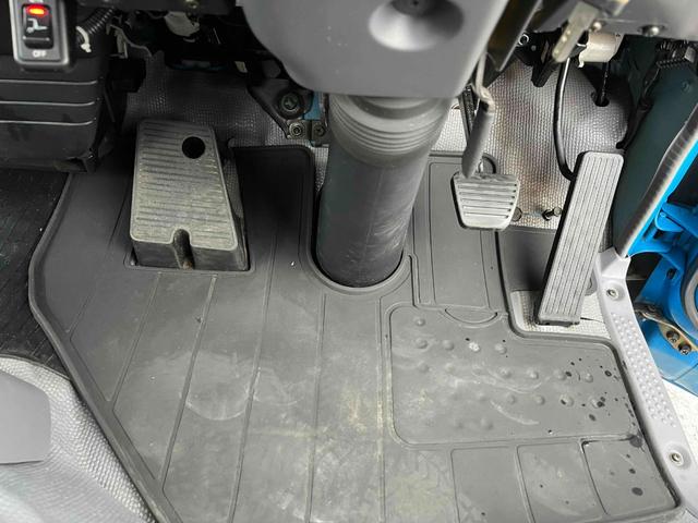 エルフトラック パワーゲート付ワイドロング3t積み平ボディー スムーサーAT ワイドロング3t積み平床ボディー スムーサーAT 車検R8年9月25日 荷台内寸長435幅200高68cm 荷台床面鉄板敷き 左右アオリ上下分割式 楽々ゲート付 新明和製アーム式PG付 タイヤ山7分(51枚目)