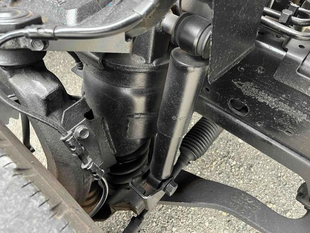 エルフトラック パワーゲート付ワイドロング3t積み平ボディー スムーサーAT ワイドロング3t積み平床ボディー スムーサーAT 車検R8年9月25日 荷台内寸長435幅200高68cm 荷台床面鉄板敷き 左右アオリ上下分割式 楽々ゲート付 新明和製アーム式PG付 タイヤ山7分(55枚目)