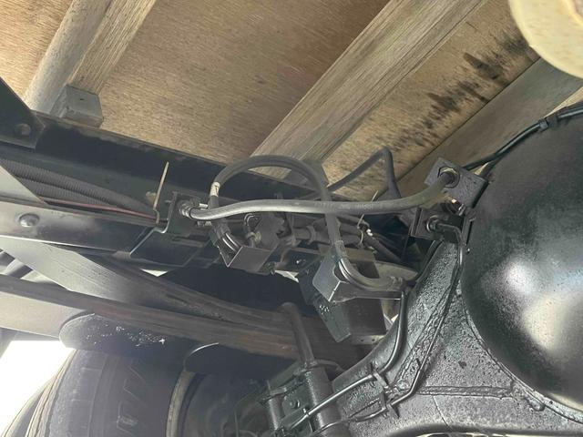 エルフトラック パワーゲート付ワイドロング3t積み平ボディー スムーサーAT ワイドロング3t積み平床ボディー スムーサーAT 車検R8年9月25日 荷台内寸長435幅200高68cm 荷台床面鉄板敷き 左右アオリ上下分割式 楽々ゲート付 新明和製アーム式PG付 タイヤ山7分(57枚目)