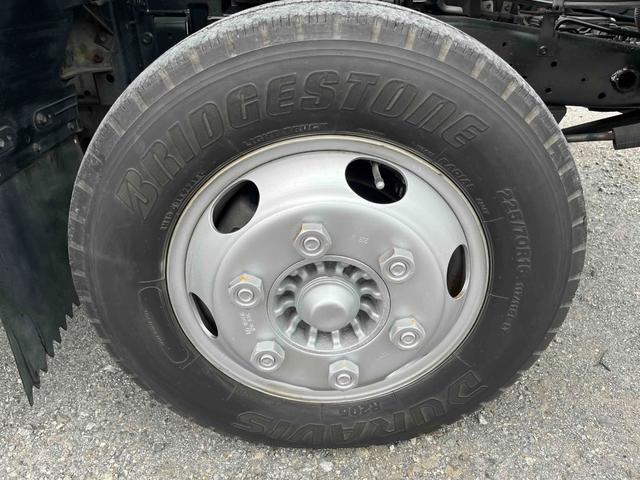 エルフトラック パワーゲート付ワイドロング3t積み平ボディー スムーサーAT ワイドロング3t積み平床ボディー スムーサーAT 車検R8年9月25日 荷台内寸長435幅200高68cm 荷台床面鉄板敷き 左右アオリ上下分割式 楽々ゲート付 新明和製アーム式PG付 タイヤ山7分(59枚目)