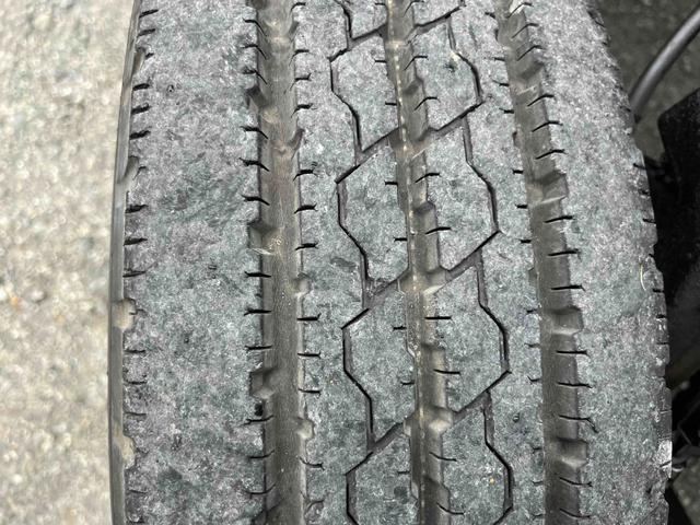 エルフトラック パワーゲート付ワイドロング3t積み平ボディー スムーサーAT ワイドロング3t積み平床ボディー スムーサーAT 車検R8年9月25日 荷台内寸長435幅200高68cm 荷台床面鉄板敷き 左右アオリ上下分割式 楽々ゲート付 新明和製アーム式PG付 タイヤ山7分(60枚目)