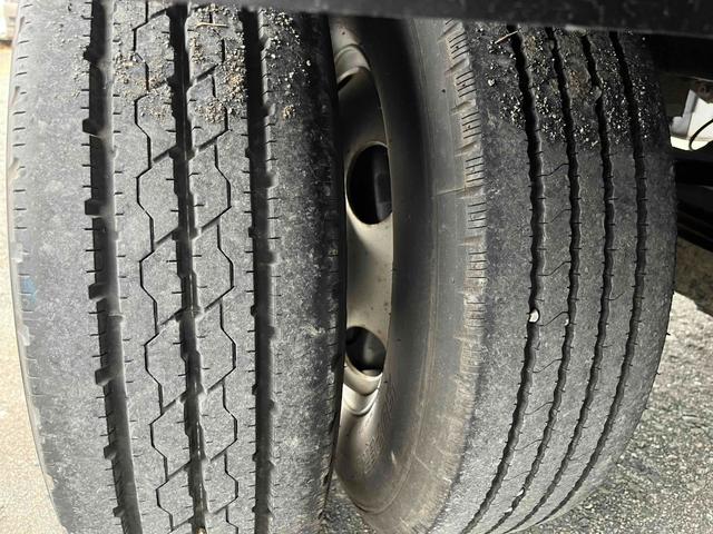 エルフトラック パワーゲート付ワイドロング3t積み平ボディー スムーサーAT ワイドロング3t積み平床ボディー スムーサーAT 車検R8年9月25日 荷台内寸長435幅200高68cm 荷台床面鉄板敷き 左右アオリ上下分割式 楽々ゲート付 新明和製アーム式PG付 タイヤ山7分(61枚目)