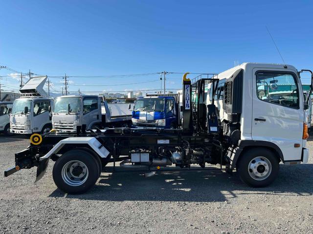 ヒノレンジャー 4.1t積アームロール新明和WシリンダーCCA44-20 4.1t積み脱着装置付コンテナ専用車 6速MT ベッドレス 2人乗り 新明和製アームロール CCA44-20 ツインホイスト キャブバックデッキ付 タイヤ山8分 車両総重量7960キロ(3枚目)