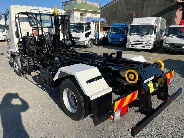 ヒノレンジャー 4.1t積アームロール新明和WシリンダーCCA44-20 4.1t積み脱着装置付コンテナ専用車 6速MT ベッドレス 2人乗り 新明和製アームロール CCA44-20 ツインホイスト キャブバックデッキ付 タイヤ山8分 車両総重量7960キロ(4枚目)