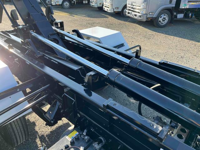 ヒノレンジャー 4.1t積アームロール新明和WシリンダーCCA44-20 4.1t積み脱着装置付コンテナ専用車 6速MT ベッドレス 2人乗り 新明和製アームロール CCA44-20 ツインホイスト キャブバックデッキ付 タイヤ山8分 車両総重量7960キロ(5枚目)