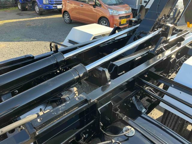 ヒノレンジャー 4.1t積アームロール新明和WシリンダーCCA44-20 4.1t積み脱着装置付コンテナ専用車 6速MT ベッドレス 2人乗り 新明和製アームロール CCA44-20 ツインホイスト キャブバックデッキ付 タイヤ山8分 車両総重量7960キロ(6枚目)