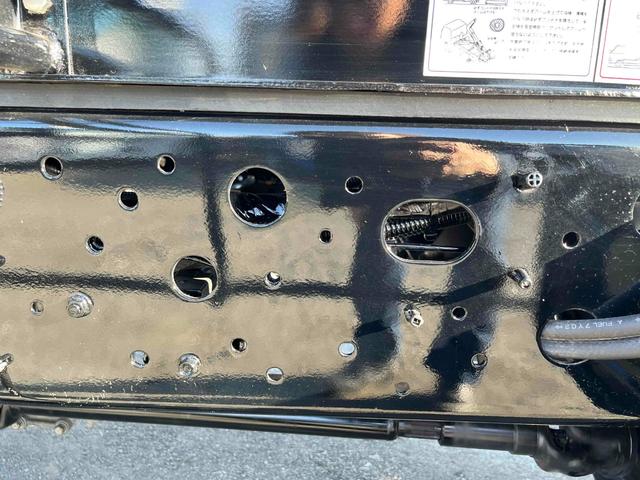 ヒノレンジャー 4.1t積アームロール新明和WシリンダーCCA44-20 4.1t積み脱着装置付コンテナ専用車 6速MT ベッドレス 2人乗り 新明和製アームロール CCA44-20 ツインホイスト キャブバックデッキ付 タイヤ山8分 車両総重量7960キロ(19枚目)