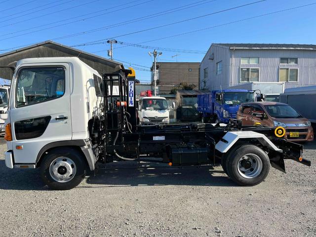 ヒノレンジャー 4.1t積アームロール新明和WシリンダーCCA44-20 4.1t積み脱着装置付コンテナ専用車 6速MT ベッドレス 2人乗り 新明和製アームロール CCA44-20 ツインホイスト キャブバックデッキ付 タイヤ山8分 車両総重量7960キロ(22枚目)