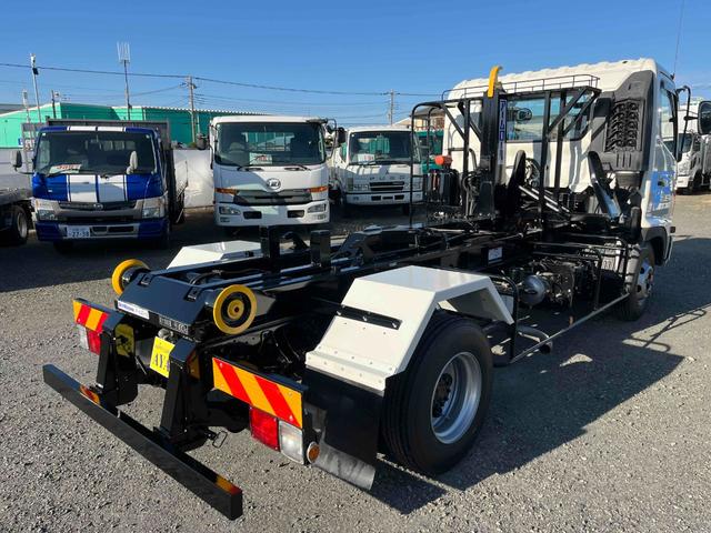 ヒノレンジャー 4.1t積アームロール新明和WシリンダーCCA44-20 4.1t積み脱着装置付コンテナ専用車 6速MT ベッドレス 2人乗り 新明和製アームロール CCA44-20 ツインホイスト キャブバックデッキ付 タイヤ山8分 車両総重量7960キロ(23枚目)