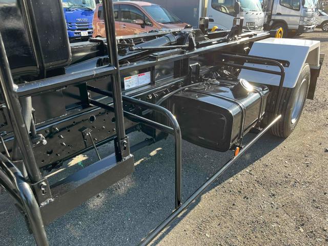 ヒノレンジャー 4.1t積アームロール新明和WシリンダーCCA44-20 4.1t積み脱着装置付コンテナ専用車 6速MT ベッドレス 2人乗り 新明和製アームロール CCA44-20 ツインホイスト キャブバックデッキ付 タイヤ山8分 車両総重量7960キロ(27枚目)